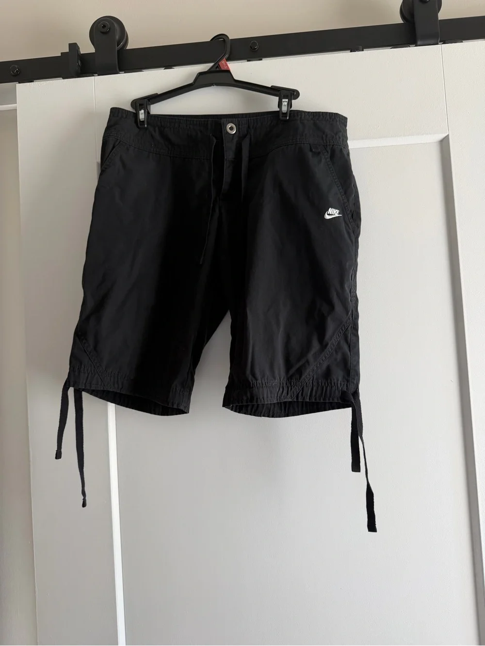Nike Men’s Black Cargo Shorts Size Medium Drawstring Casual Utility Logo